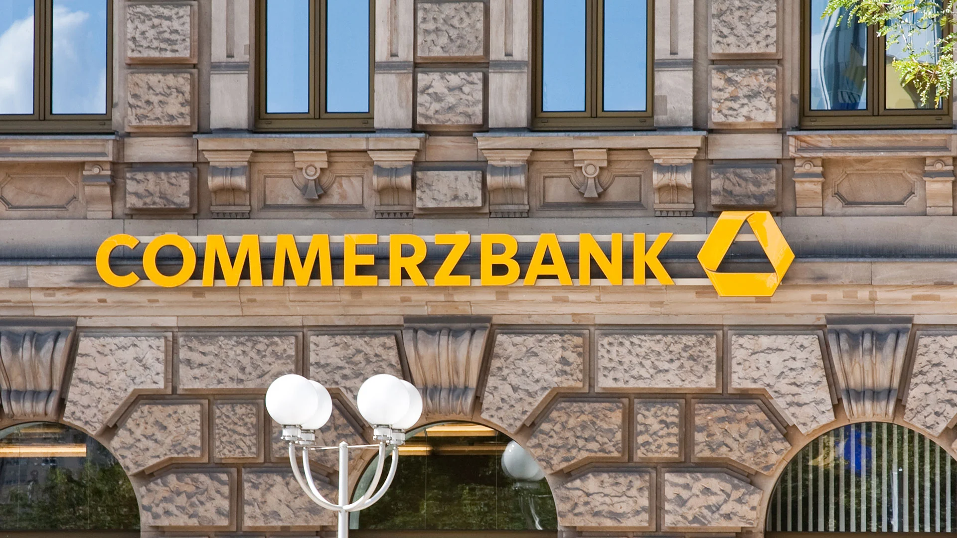 Änderung bei der Commerzbank: Was Kunden jetzt sofort prüfen sollten  (Foto: )
