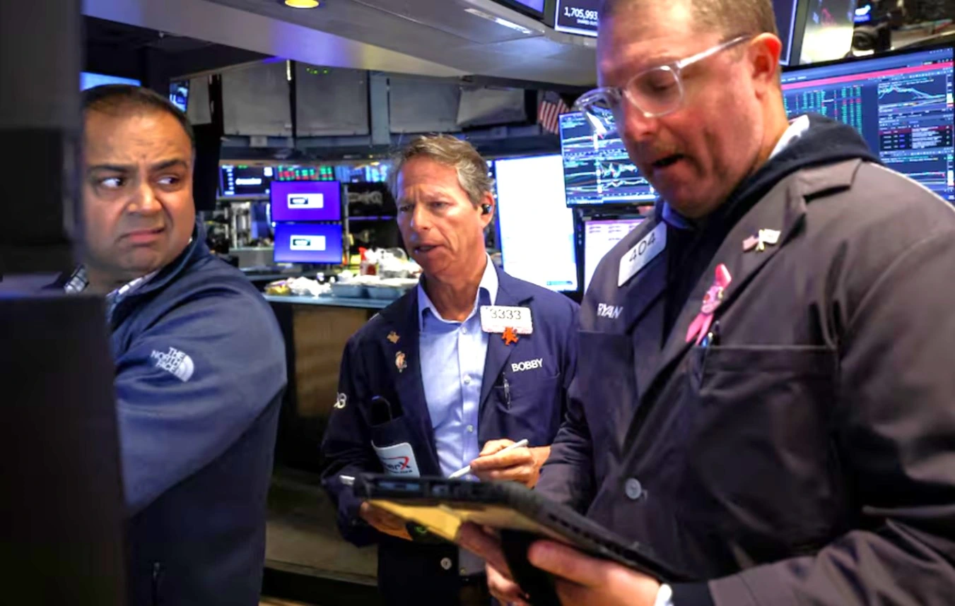 Dow rauscht ab, Gold steigt: Die US‑Märkte reagieren geschockt auf Trumps neue Zoll‑Drohungen (Foto: Reuters/ Brendan McDermid)