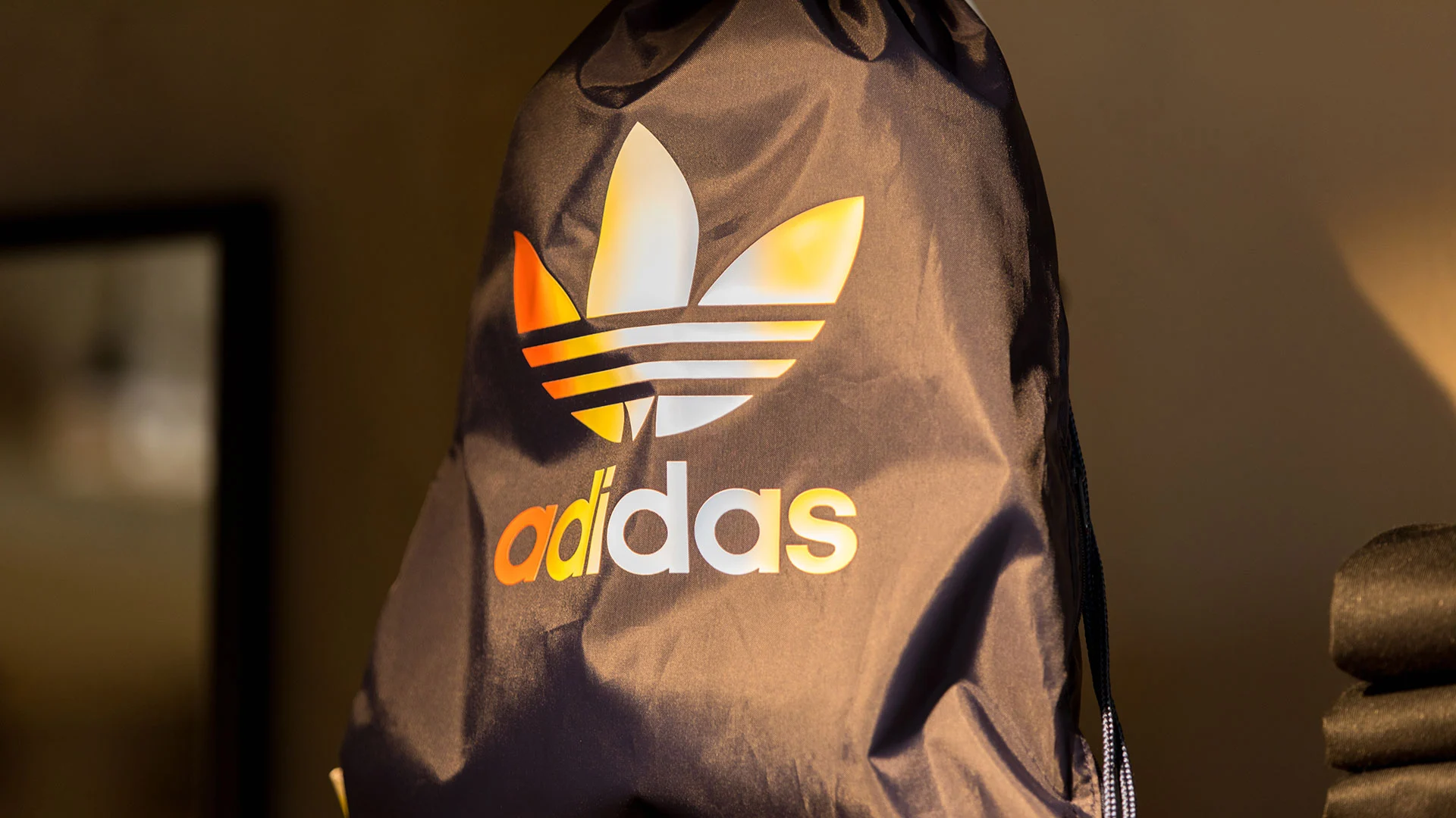Gewinn wächst plötzlich zweistellig! Kurssprung bei Adidas nach Quartalszahlen  (Foto: 2p2play/Shutterstock)