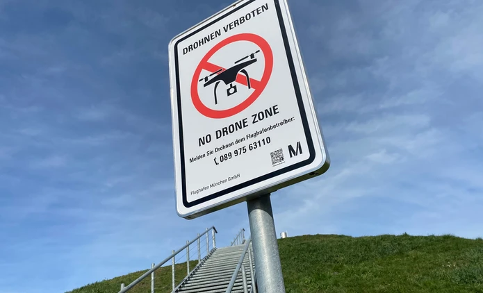 "Drohnen verboten" Schild am Flughafen München