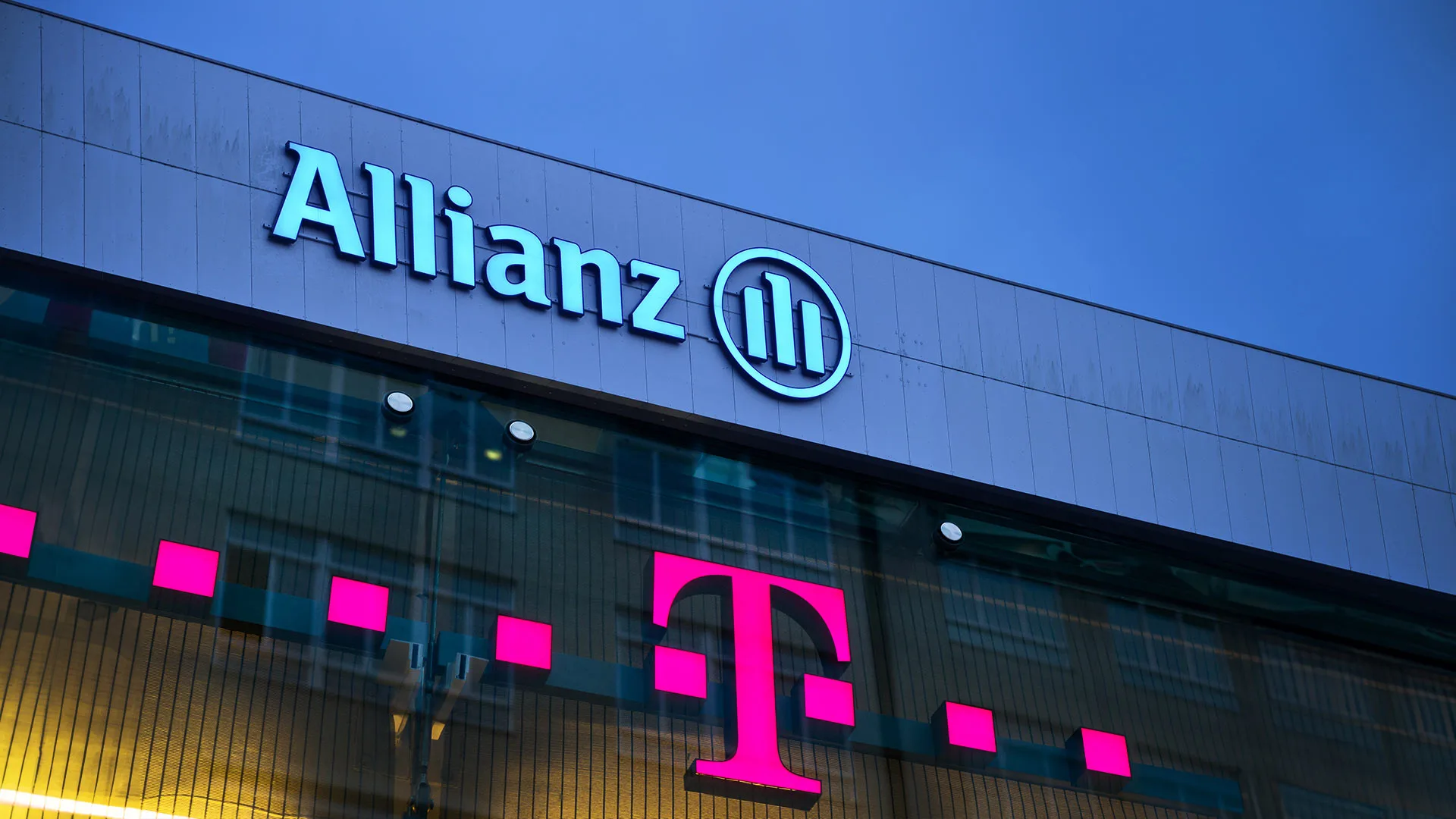Deutsche Telekom oder Allianz &#8209; Welche sichere deutsche Aktie bringt mehr Rendite? (Foto: nitpicker/Shutterstock, Cineberg/Shutterstock [M])