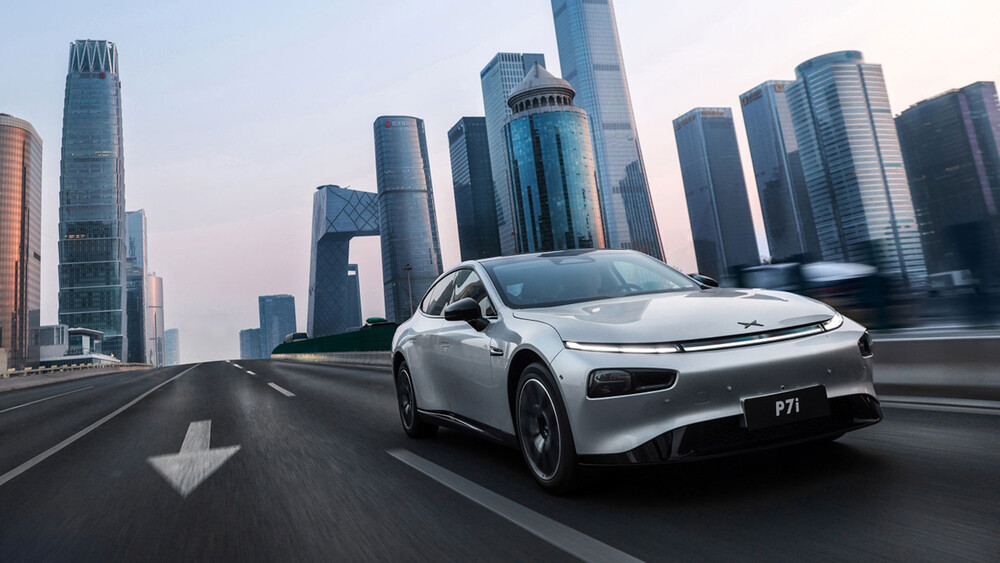 La voiture électrique Xpeng P7i roule sur l'autoroute en dehors de la ville