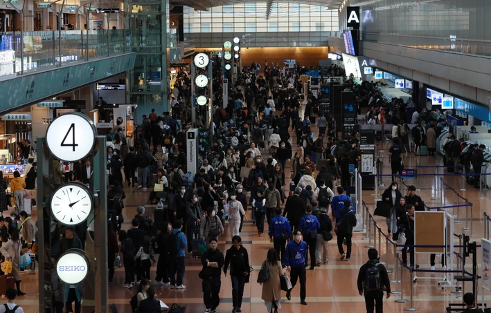 Blick in eine Abflughalle vom Tokio International Airport am 29.11.25