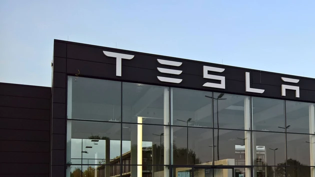 Tesla: Jubel nach Genehmigung, Sorgen nach Wasser‑Urteil 