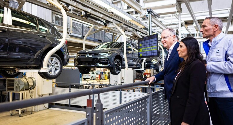 Ministerpräsident Stephan Weil (links) lässt sich vor dem Festakt von Gesamtbetriebsrats-Chefin Daniela Cavallo und VW-Werkleiter Rainer Fessel durch die Produktion des Golf im Werk Wolfsburg führen.