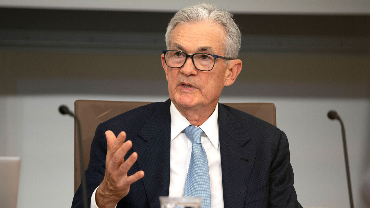 Fed lässt Zinsen unverändert – Powells Zukunft wird zum neuen Risiko – „Geruch von Stagflation“