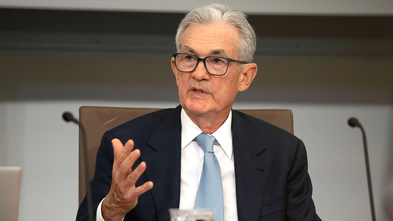 Fed lässt Zinsen unverändert – Powells Zukunft wird zum neuen Risiko – „Geruch von Stagflation“