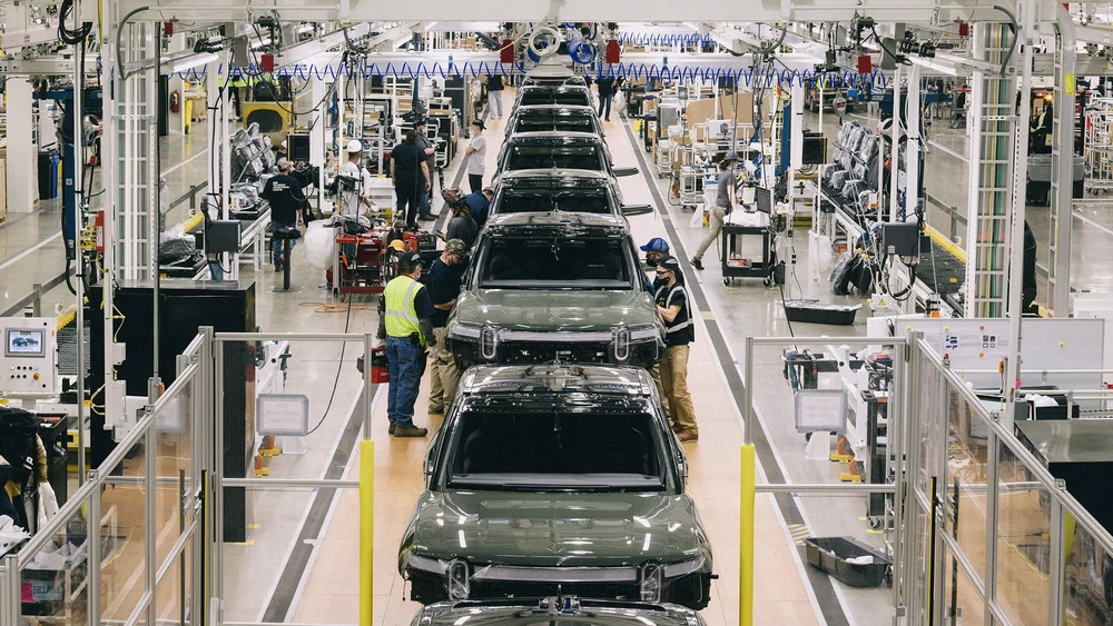 Blick in die Produktionshalle von Rivian Elektroautos