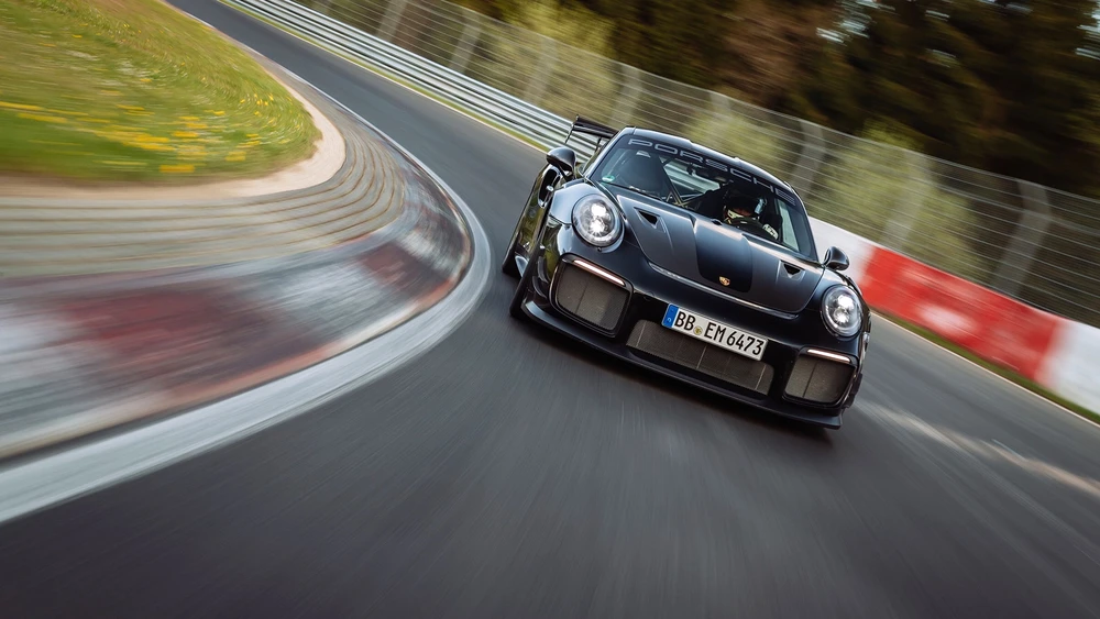 Der Porsche 911 GT2 RS fährt auf der Rennstrecke um die Kurve
