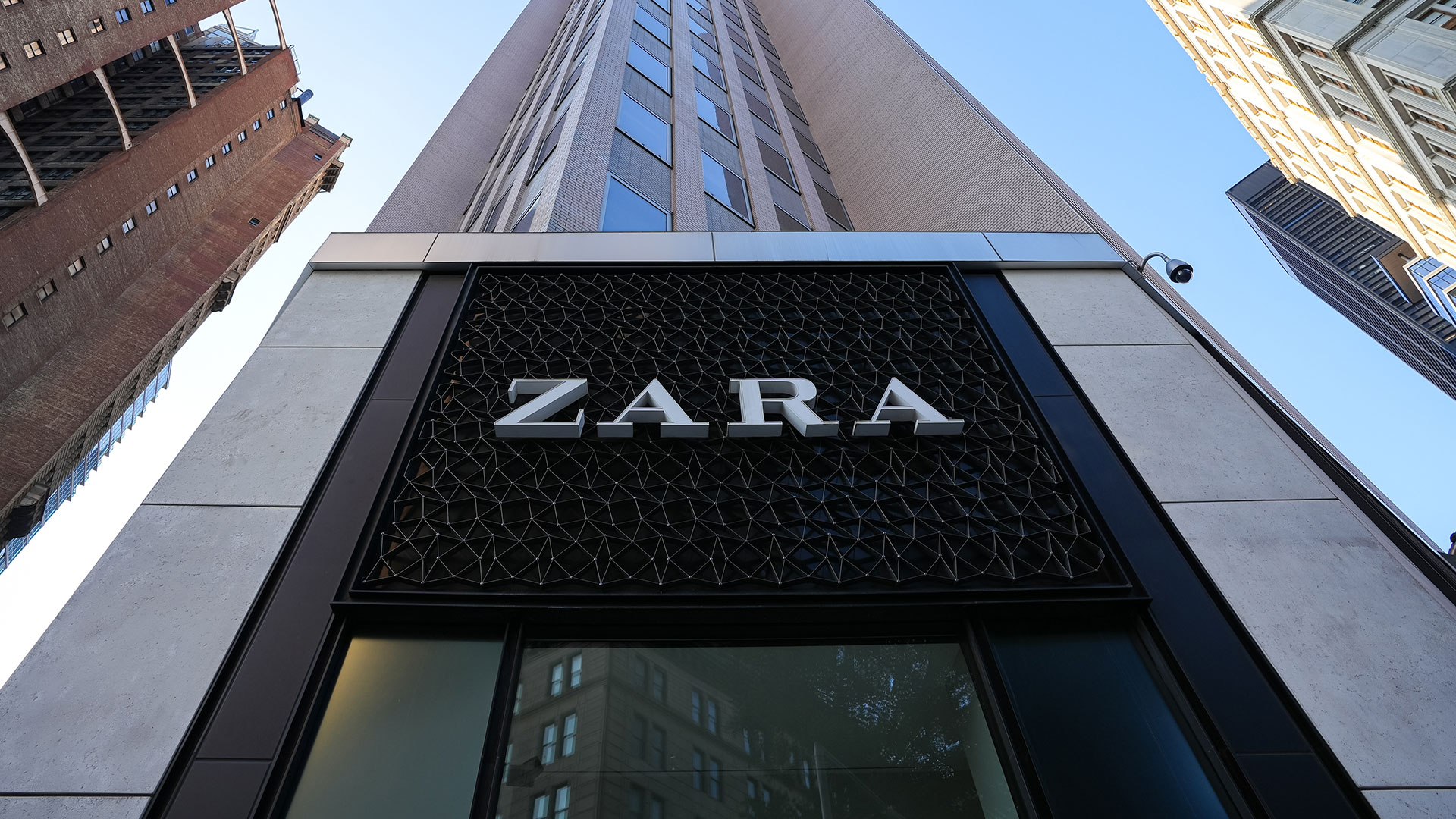Fast&#8209;Fashion&#8209;Favoriten: Warum Inditex und Co jetzt ein Kauf sind (Foto: Dragos Asaftei/Shutterstock)