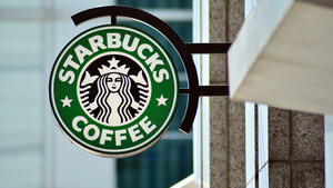 Starbucks nach dem Kursrutsch: Jetzt meldet sich der Ex‑CEO  / Foto: Grand Warszawski / Shutterstock