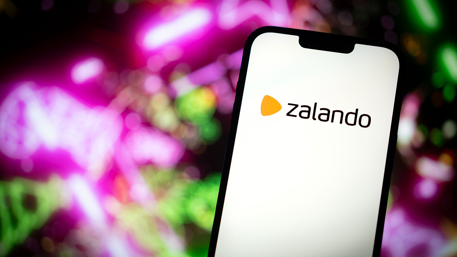 Überraschendes Comeback: Warum geht plötzlich die Zalando&#8209;Aktie steil? (Foto: NurPhoto/Jaap Arriens/picture alliance/dpa)