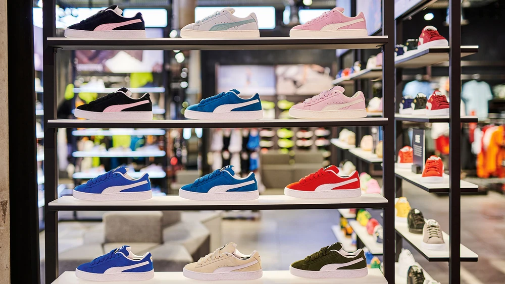 Regal mit Puma Schuhen in einem Puma Store