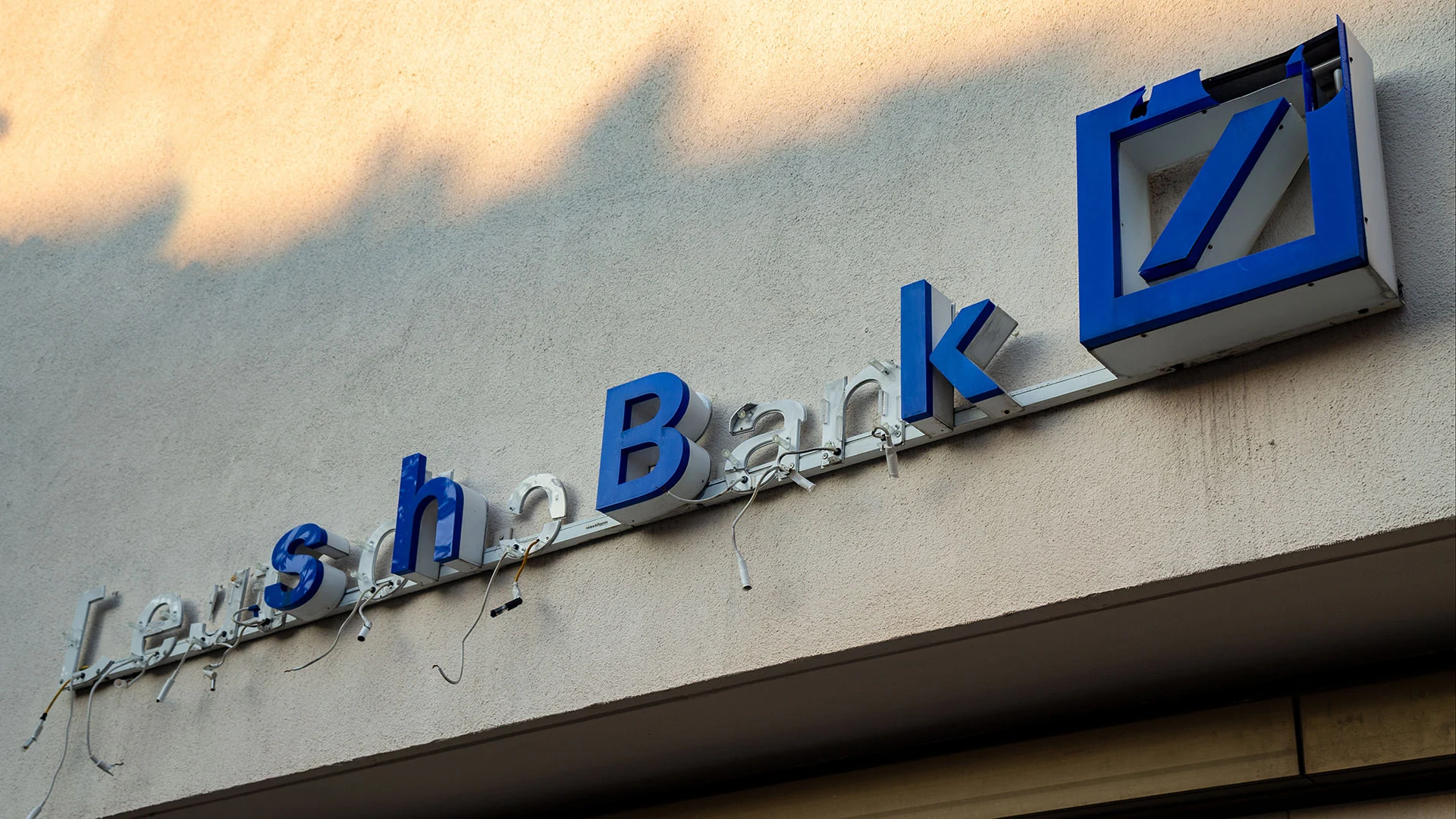 Verdacht auf Geldwäsche! BKA durchsucht seit heute Morgen die Deutsche Bank  (Foto: Shutterstock)
