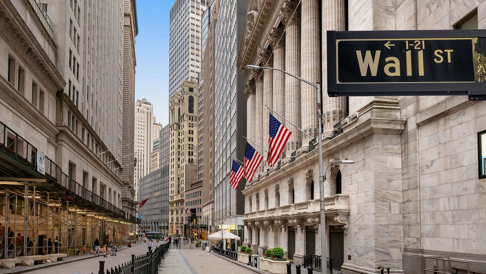 Die New Yorker Börse, im Vordergrund Wall Street Straßenschild