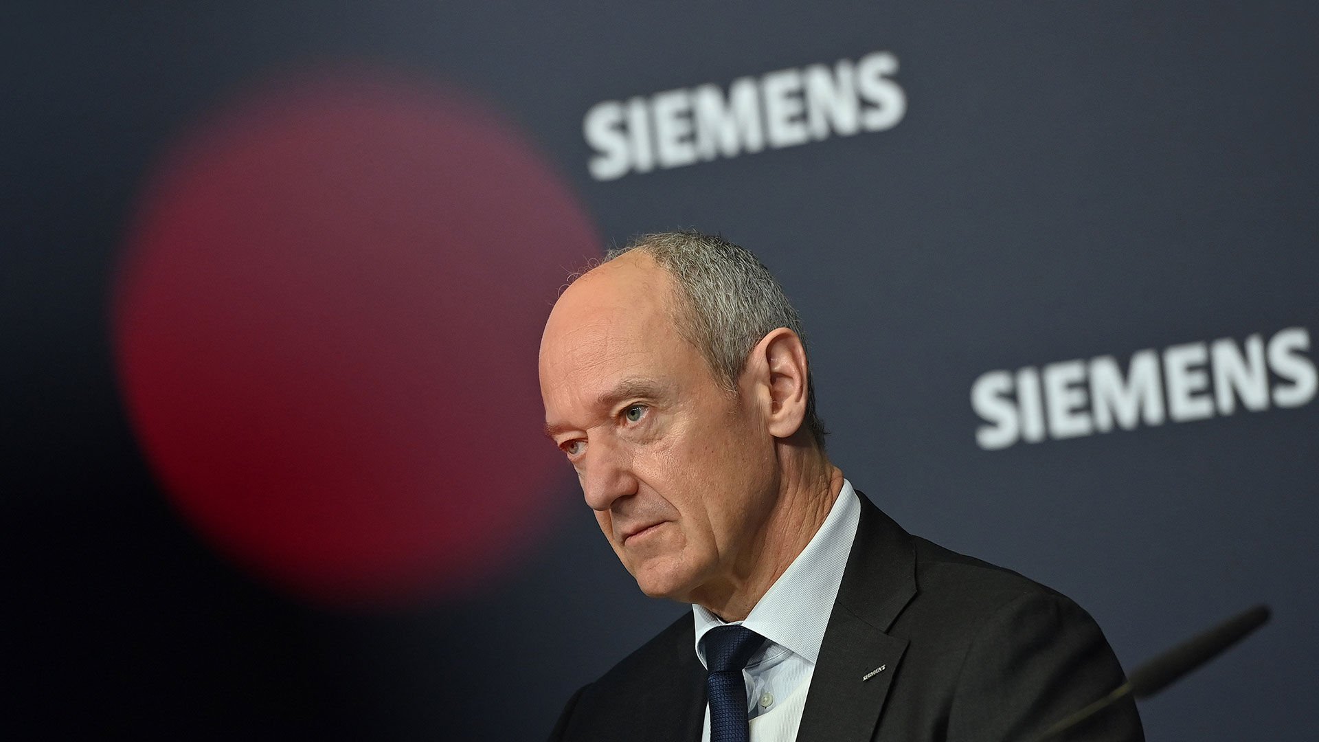 Zwölf Prozent Minus in drei Tagen! Die Börse verprügelt Siemens (Foto: Frank Hoermann/Sven Simon/picture alliance/dpa)