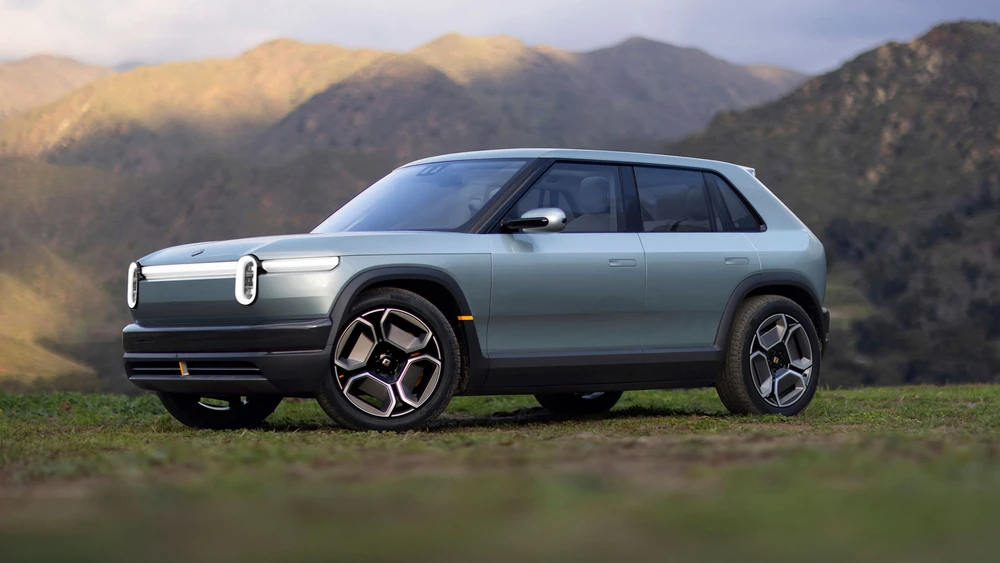 Rivian Modell Elliot Ross steht in Berglandschaft
