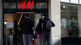 Hennes & Mauritz: H&M nach negativem Ausblick erneut unter Druck, Russland‑Geschäft abgeschrieben