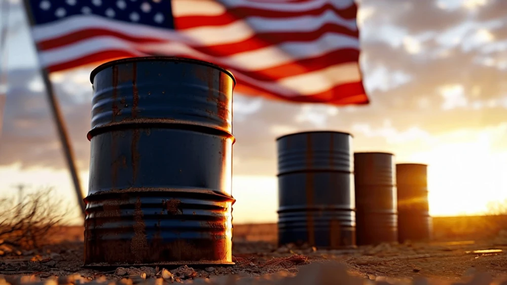 Vier Öltonnen stehen im Sonnenlicht vor der amerikanischen Flagge