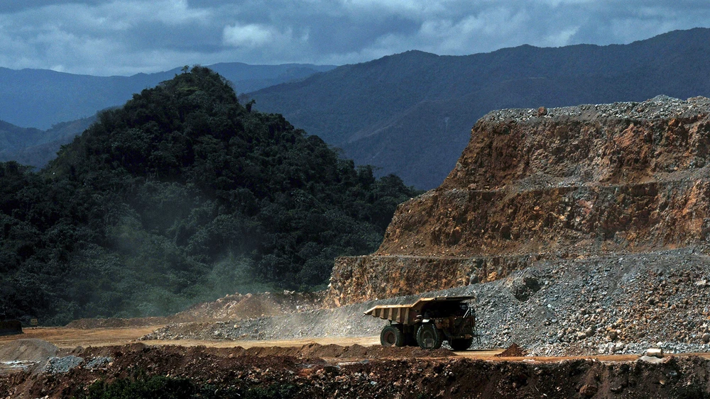 LKW in der Goldabbau Pueblo Viejo Mine von Barrick Gold und Goldcorp, Dominikanische Republik