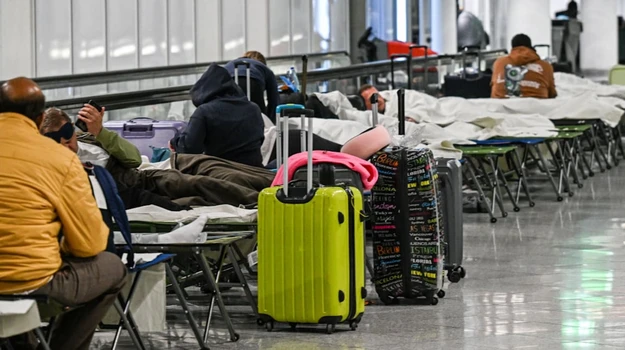 Reisende in Feldbetten im Flughafen München nach Drohnen-Sichtung in der Nacht auf den 3.Oktober