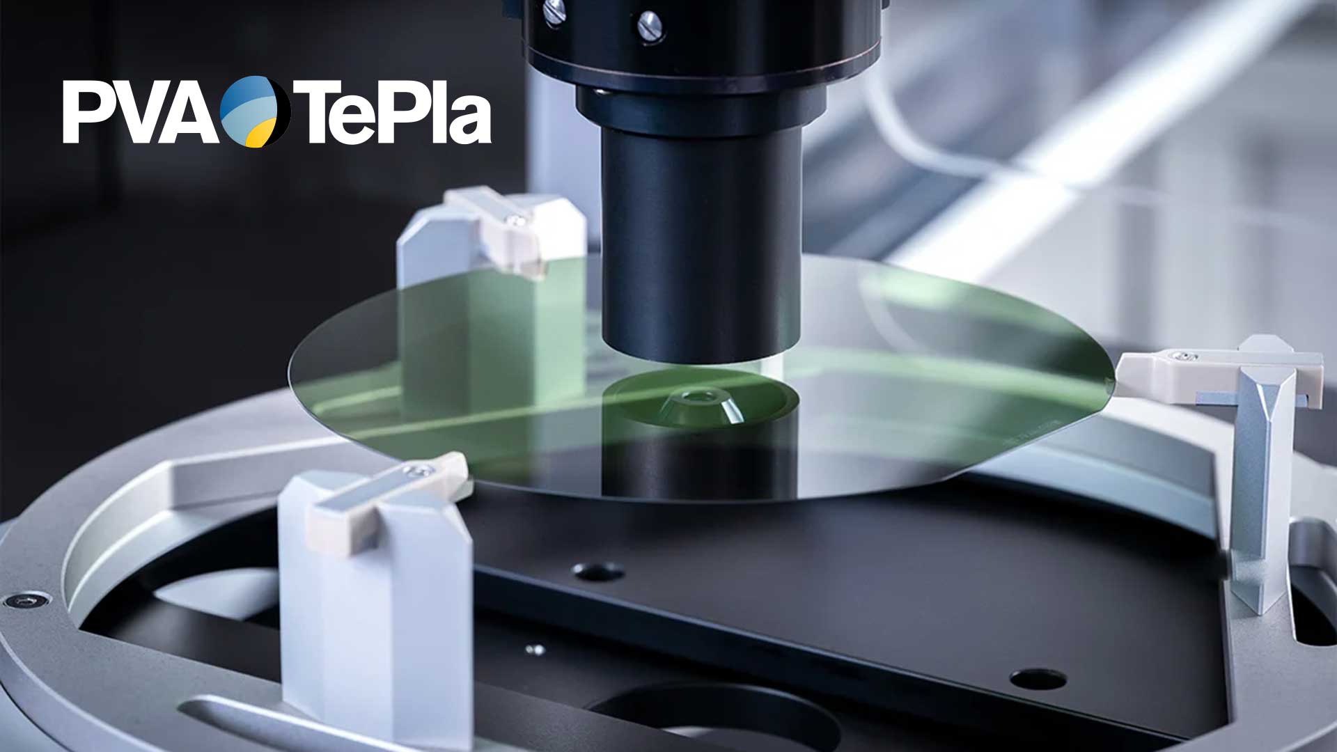 PVA TePla produziert spezialisierte Kristallzuchtanlagen und Plasma-Systeme, die für die Herstellung von High-Tech-Materialien wie Siliziumkarbid-Wafern in der Halbleiterindustrie unverzichtbar sind. Mit 268 Millionen Euro saß die Firma Ende 2025 auf einem gigantischen Auftragsbestand.