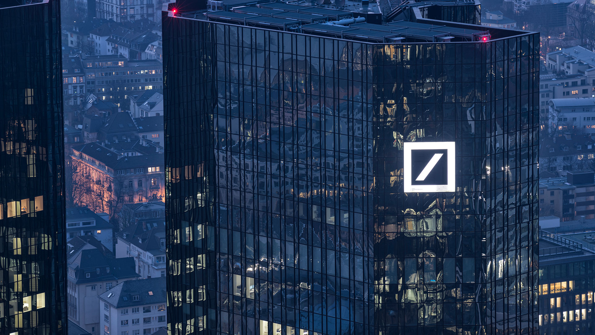 Vor den Zahlen zuschlagen? Warum jetzt 40% Kurschance bei Deutsche Bank Aktie drin sind (Foto: iStockphoto)