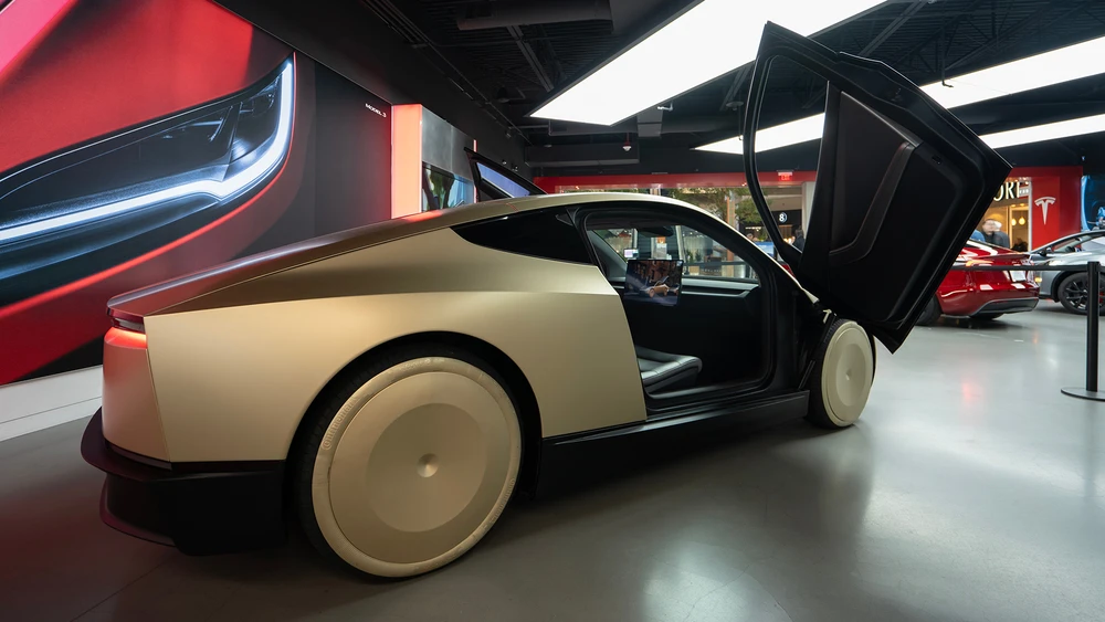 Das Tesla Cybercab, ein batteriebetriebenes, selbstfahrendes Auto für zwei Passagiere, ist in einem Tesla-Showroom in Bellevue, Washington, ausgestellt.