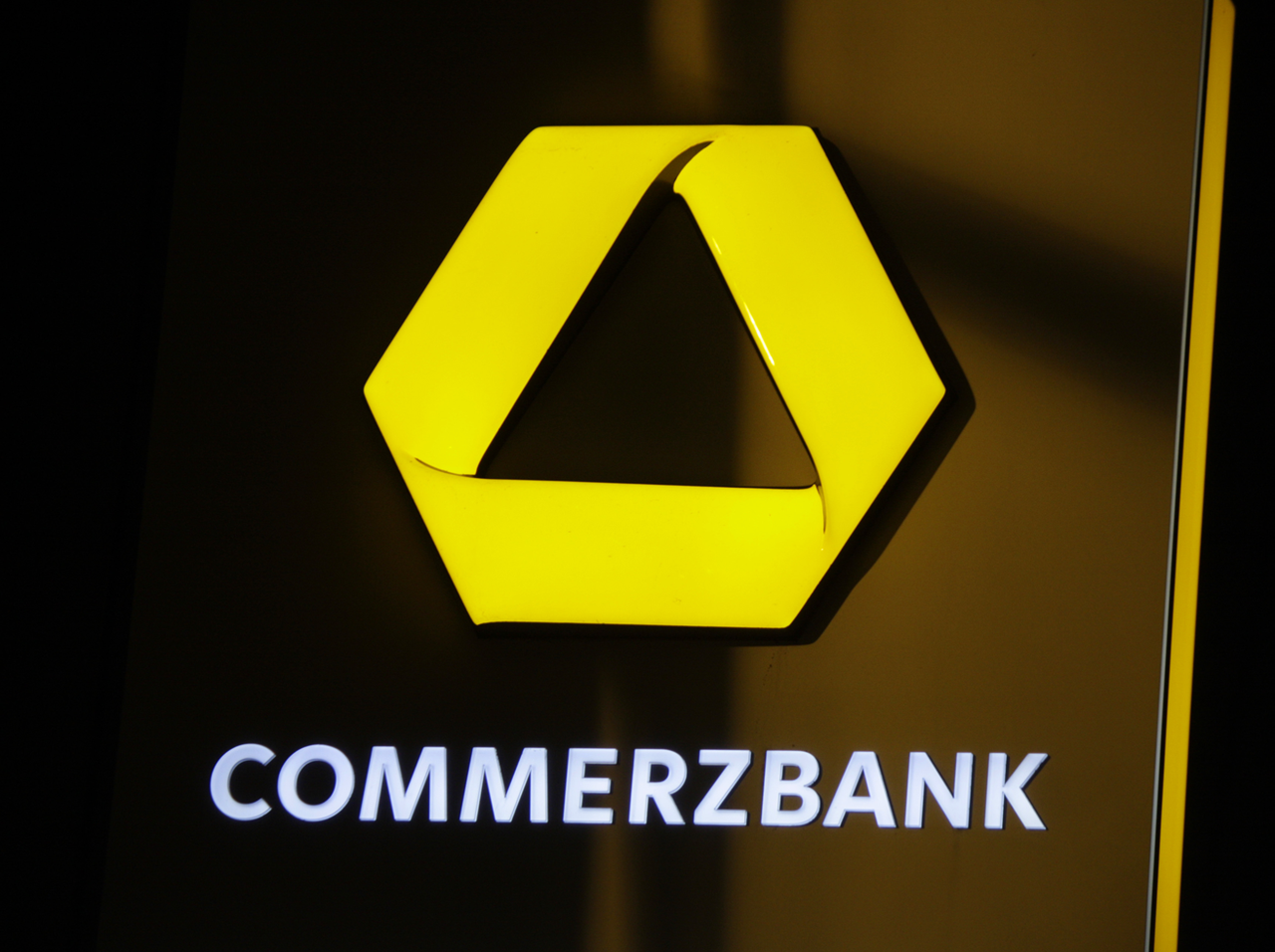 Commerzbank-Aktie: Keine Kapitulation vor dem Terror - der Kurs steigt schon wieder