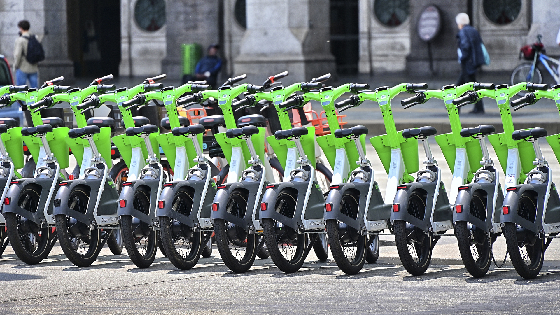 Zwei‑Milliarden‑Dollar‑Bewertung? Notorisch klammer E‑Scooter‑Verleiher „Lime“ will an die Börse (Foto: Antonello Marangi/Shutterstock)