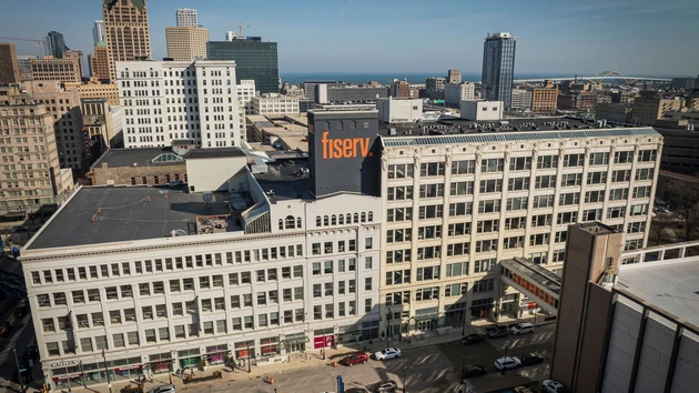 Fiserv: US‑Finanzriese schraubt Prognose nach oben
