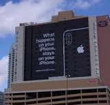 Amazon: Apple hat eine Nachricht für Amazon und Google ‑ und die steht auf einer ganzen Hausfassade