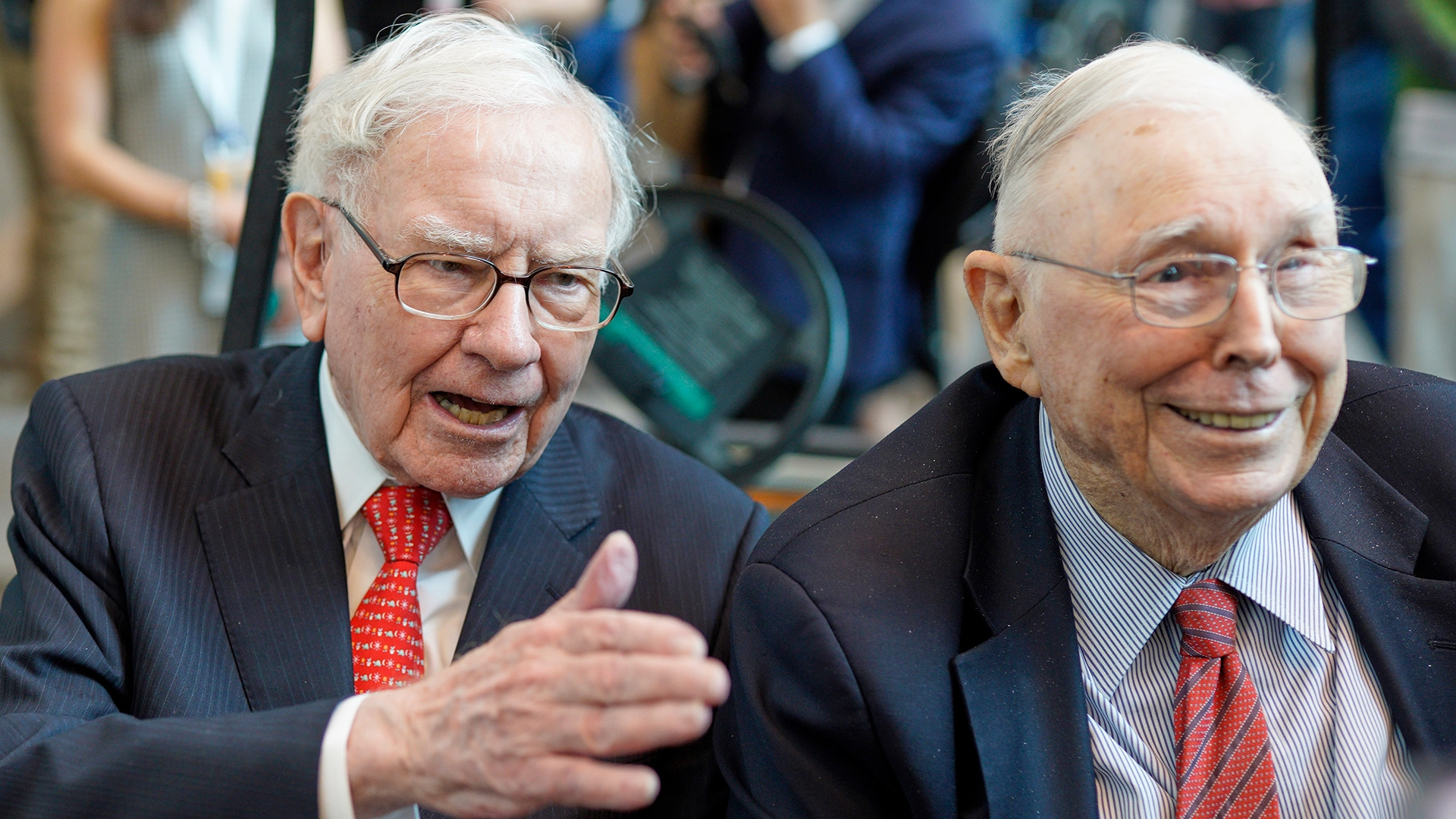 „Nichts geht über einen großartigen Partner“: Das konnte Warren Buffett von seiner rechten Hand Charlie Munger lernen (Foto: AP Images/Nati Harnik/dpa Picture Alliance)