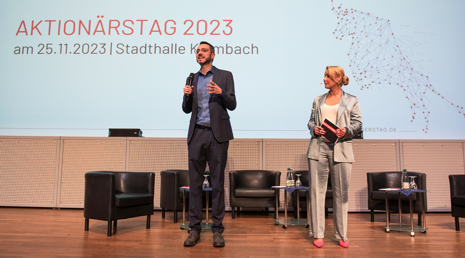 ATV-Moderatoren Marco Uome und Johanna Krämer eröffnen die Veranstaltung