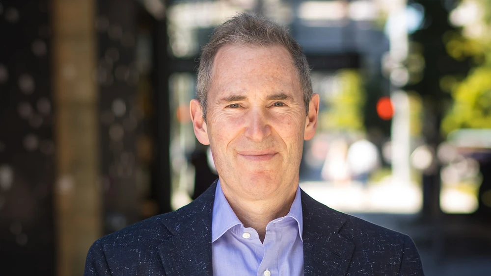 Porträt von Andy Jassy vor Outdoor Hintergrund