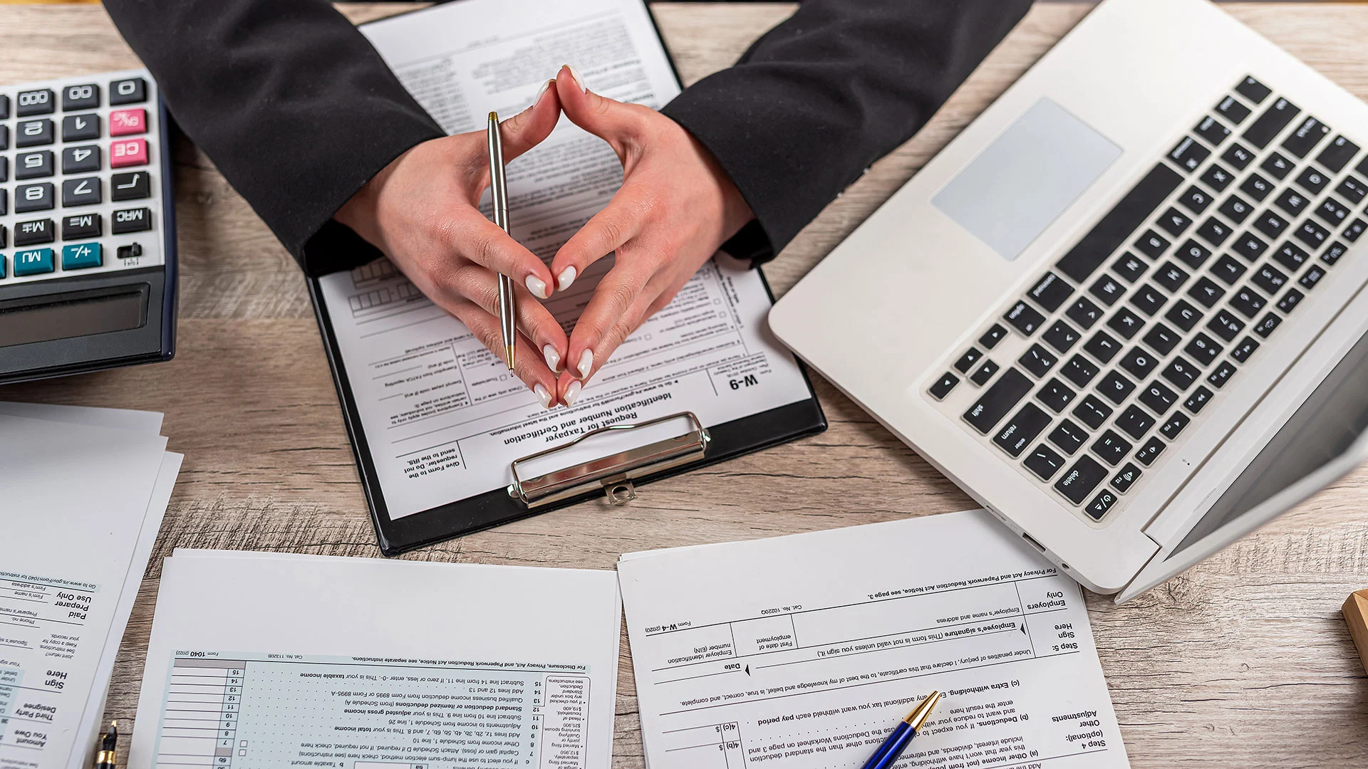 Steuern, Flüge und mehr Rente: Was sich im Juli ändert bei Ihren Finanzen ändert  (Foto: alfexe/iStock)
