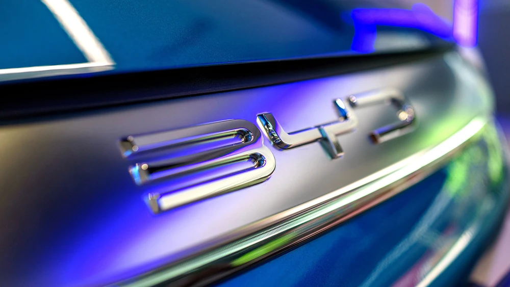 Nahaufnahme BYD Logo auf einem Elektroauto