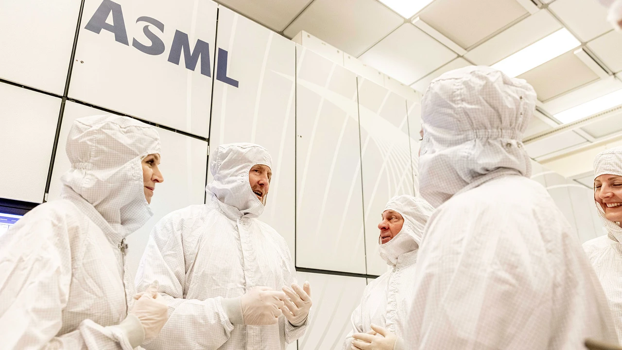 ASML unter Druck: Aktie setzt Talfahrt fort