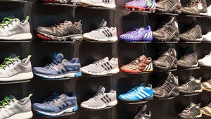 Adidas an wichtigem Widerstand: So geht es mit der Aktie weiter!  / Foto: Radu Bercan/Shutterstock