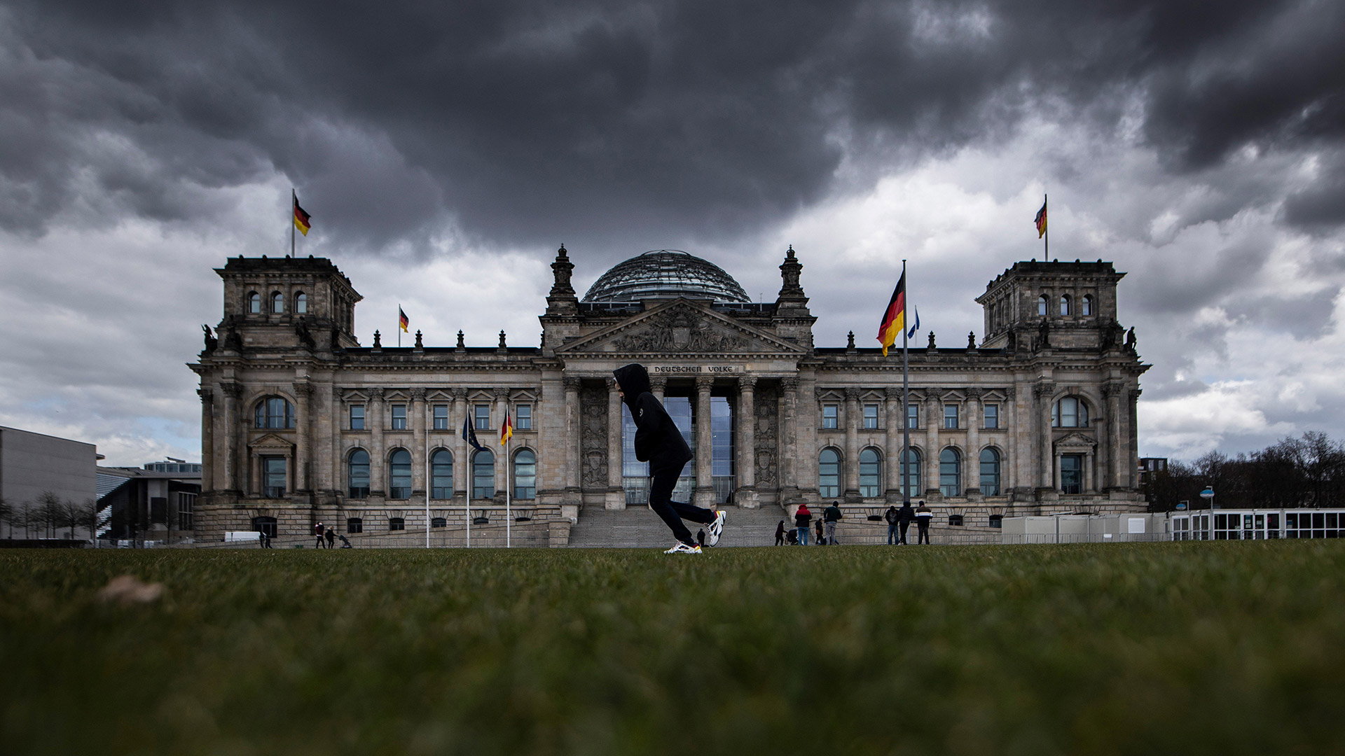 Es wird noch schlimmer: Deutsche müssen hier bald noch mehr zahlen, warnt Experte (Foto: Florian Gaertner/photothek/picture alliance/dpa)