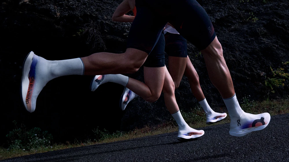 Drei Läufer rennen in On lightspray Runningschuhen vorbei