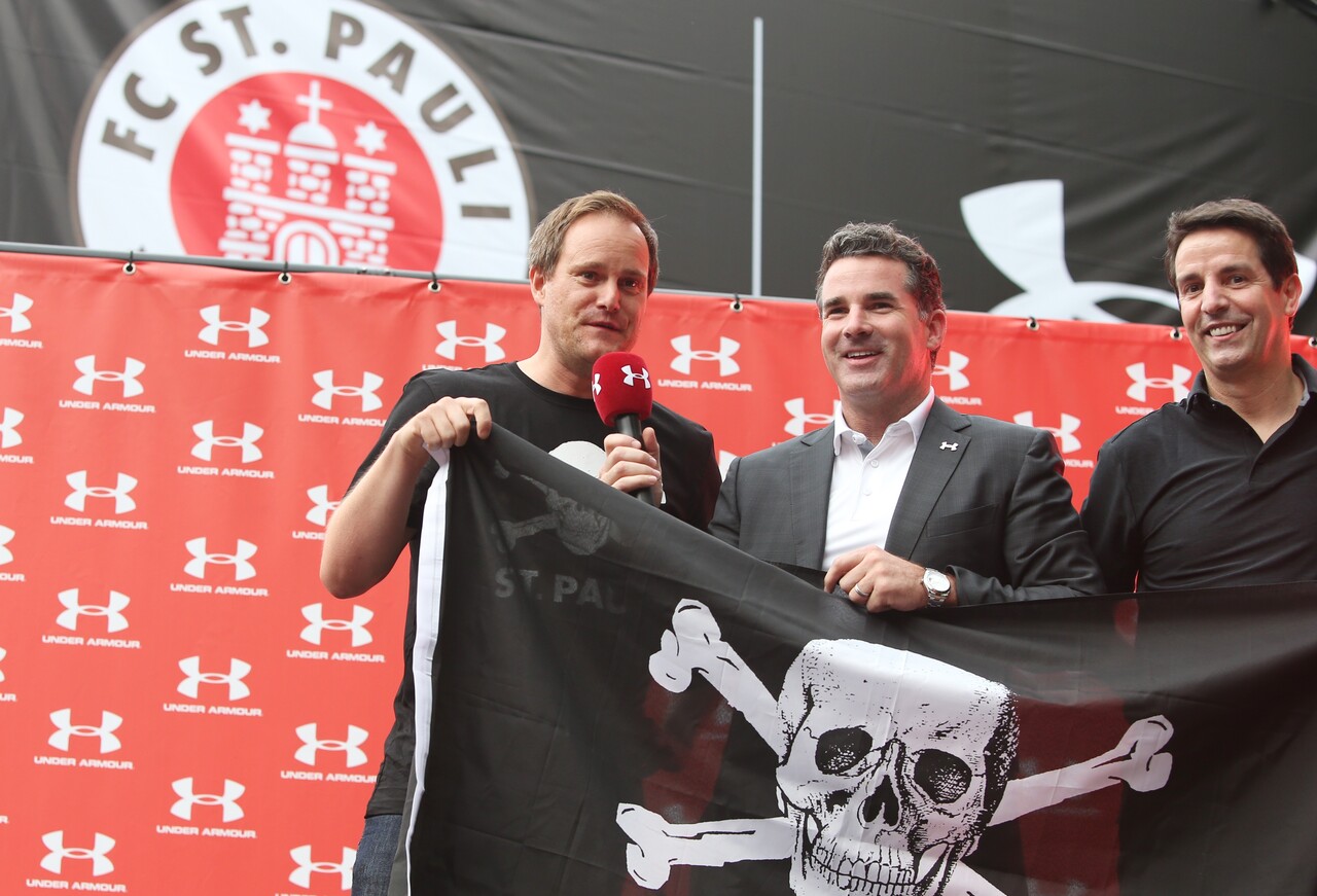 Under Armour setzt Adidas weiter unter Druck: Starke Zahlen, Partnerschaft mit St. Pauli – Aktie stürmt auf Allzeithoch