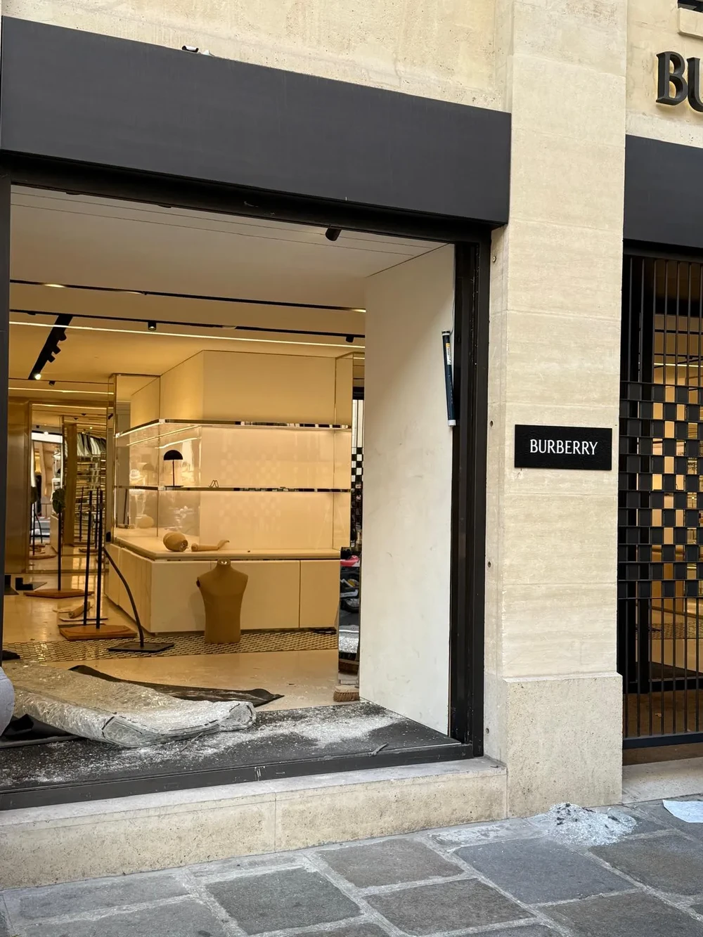 Die Burberry-Filiale in der Rue Saint-Honoré nach dem Vandalismus am Samstag