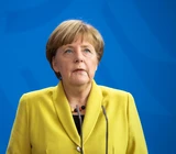 Deutsche Bank: Deutsche Bank‑Aktie fällt: Angela Merkel soll Persilschein für Commerzbank‑Fusion erteilen