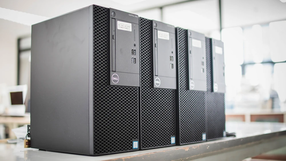 Neuer Dell Optiplex Desktop-PC mit Intel Core i5 Coffee Lake CPU zur Installation im Computerraum