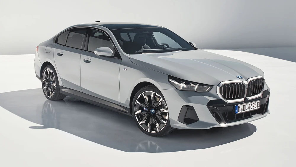 P90505087_highRes_the-new-bmw-i5-edriv