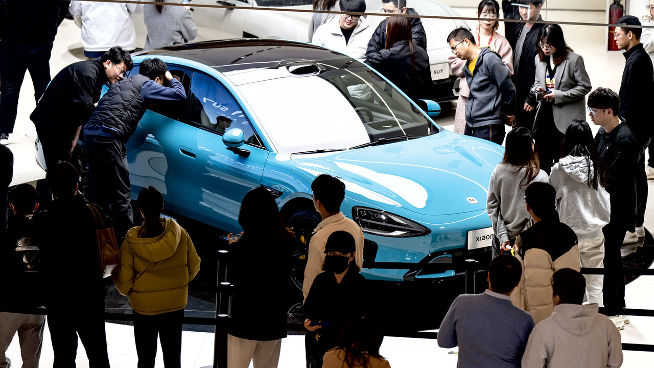 Xiaomi SU7 Elektroauto umringt von Menschenmassen bei der Automesse in Peking