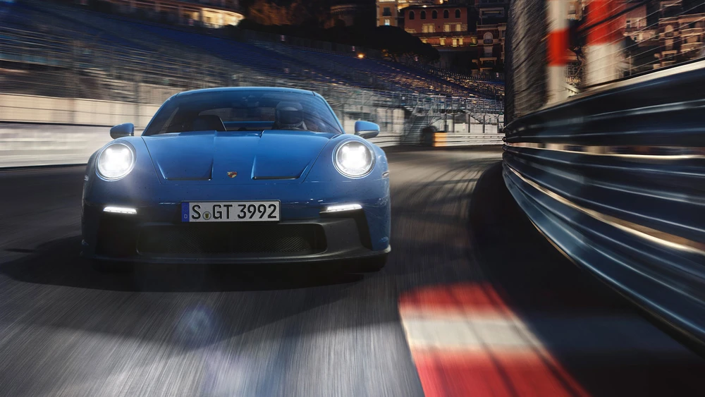 Porsche fährt über Rennstrecke