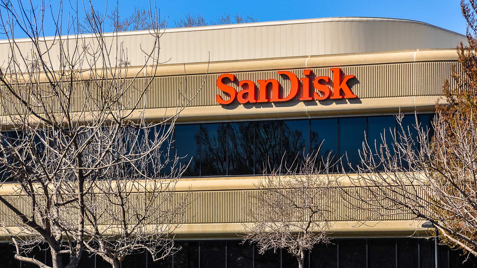 Flash-Speicherproduzent Sandisk ist nach der erfolgreichen Abspaltung von Western Digital als eigenständiges Unternehmen an der Börse notiert. Die Gewinne des Unternehmens entwickeln sich beeindruckend: 2025 verdoppelte sich die Bruttomarge auf 30 Prozent. 2026 soll sie laut Analystenschätzung sogar auf 70 Prozent springen.