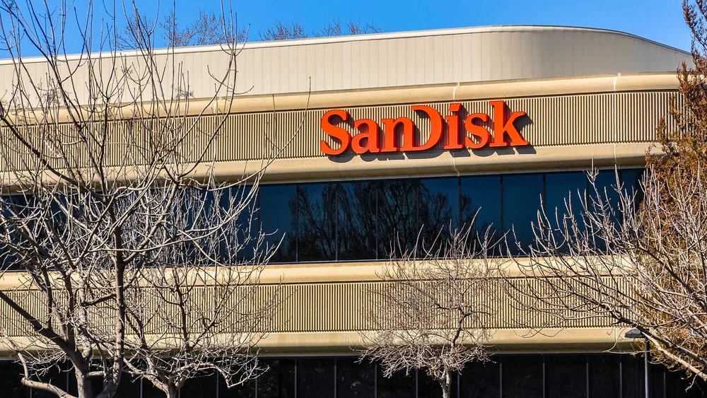 Flash-Speicherproduzent Sandisk ist nach der erfolgreichen Abspaltung von Western Digital als eigenständiges Unternehmen an der Börse notiert. Die Gewinne des Unternehmens entwickeln sich beeindruckend: 2025 verdoppelte sich die Bruttomarge auf 30 Prozent. 2026 soll sie laut Analystenschätzung sogar auf 70 Prozent springen.
